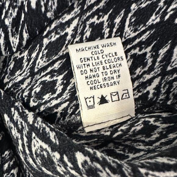 Max Studio Blouse WMNS XS Sleeveless Deep V-Neck Surplice Black White Geometric - Picture 6 of 7